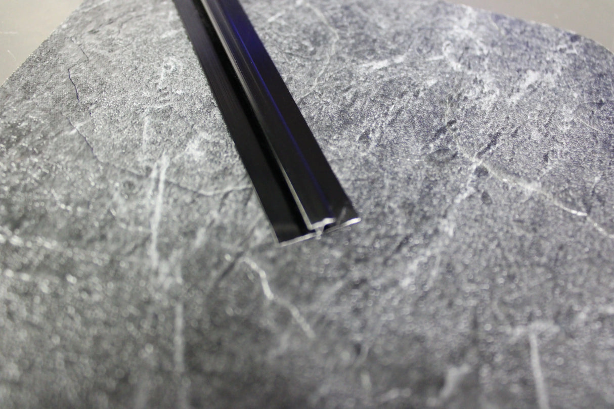 Mat zwart aluminium tussenprofiel van 3 meter voor de strakke verbinding van wandpanelen van 8mm dikte.