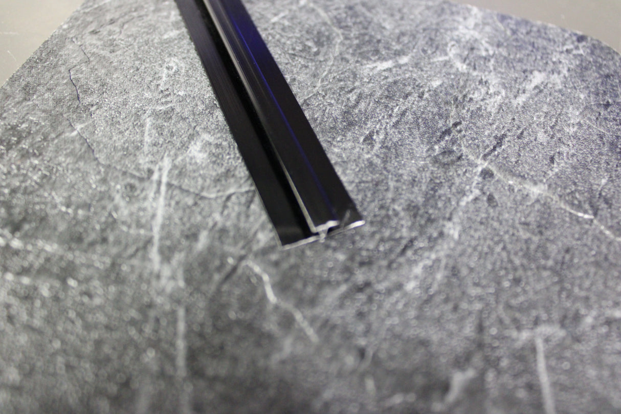 Mat zwart aluminium tussenprofiel van 3 meter voor de strakke verbinding van wandpanelen van 8mm dikte.