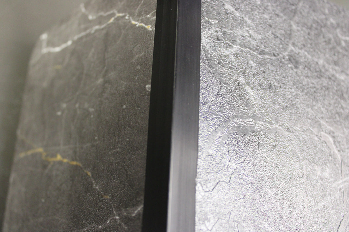 Mat zwart aluminium L-profiel 13x13mm voor de afwerking van buitenhoeken bij marmerlook wandpanelen.