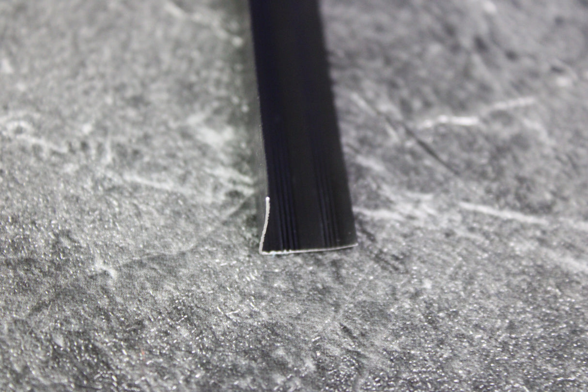 Mat zwart aluminium L-profiel 13x13mm voor de afwerking van buitenhoeken bij marmerlook wandpanelen.