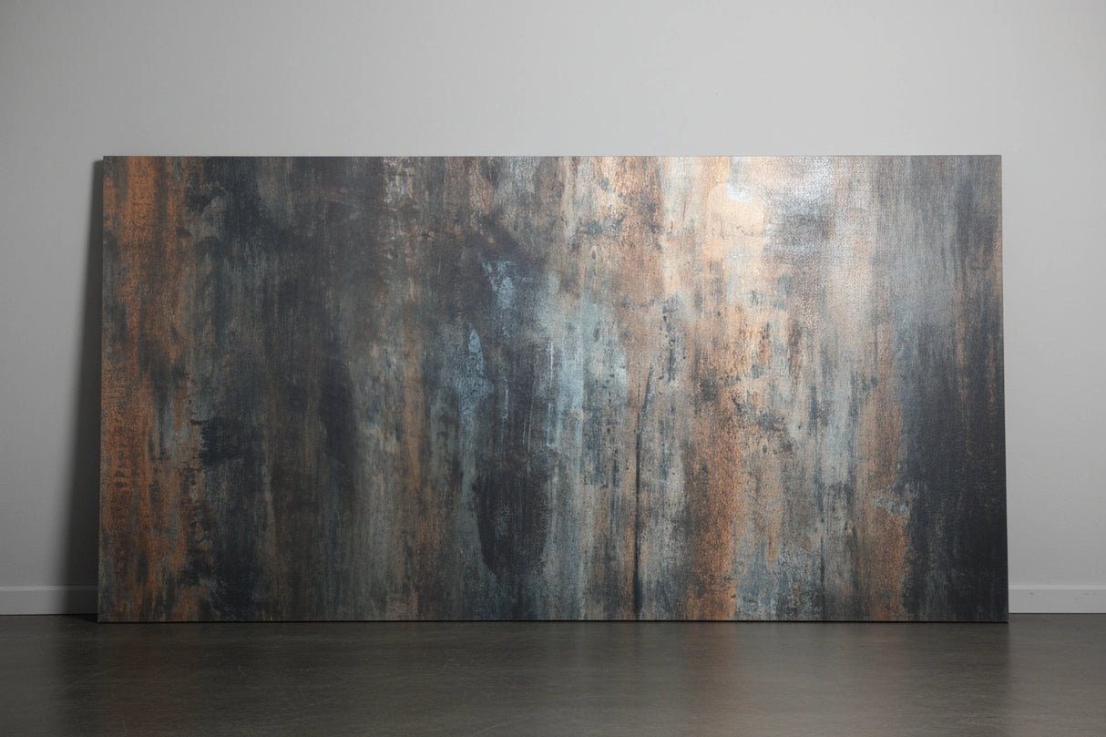 Exclusief design wandpaneel Midnight Masterpiece met abstracte donkere kleurenmix en gouden/diepblauwe accenten.