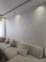 Luxe wandafwerking met Colorado Stella Yakout parelmoerverf in de kleur gebroken wit.