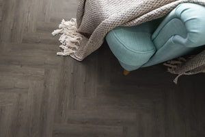 Oneflor Manor Oak Natural Dark visgraat PVC klikvloer rigid core 4.5mm donker eiken - Bouwshop Utrecht