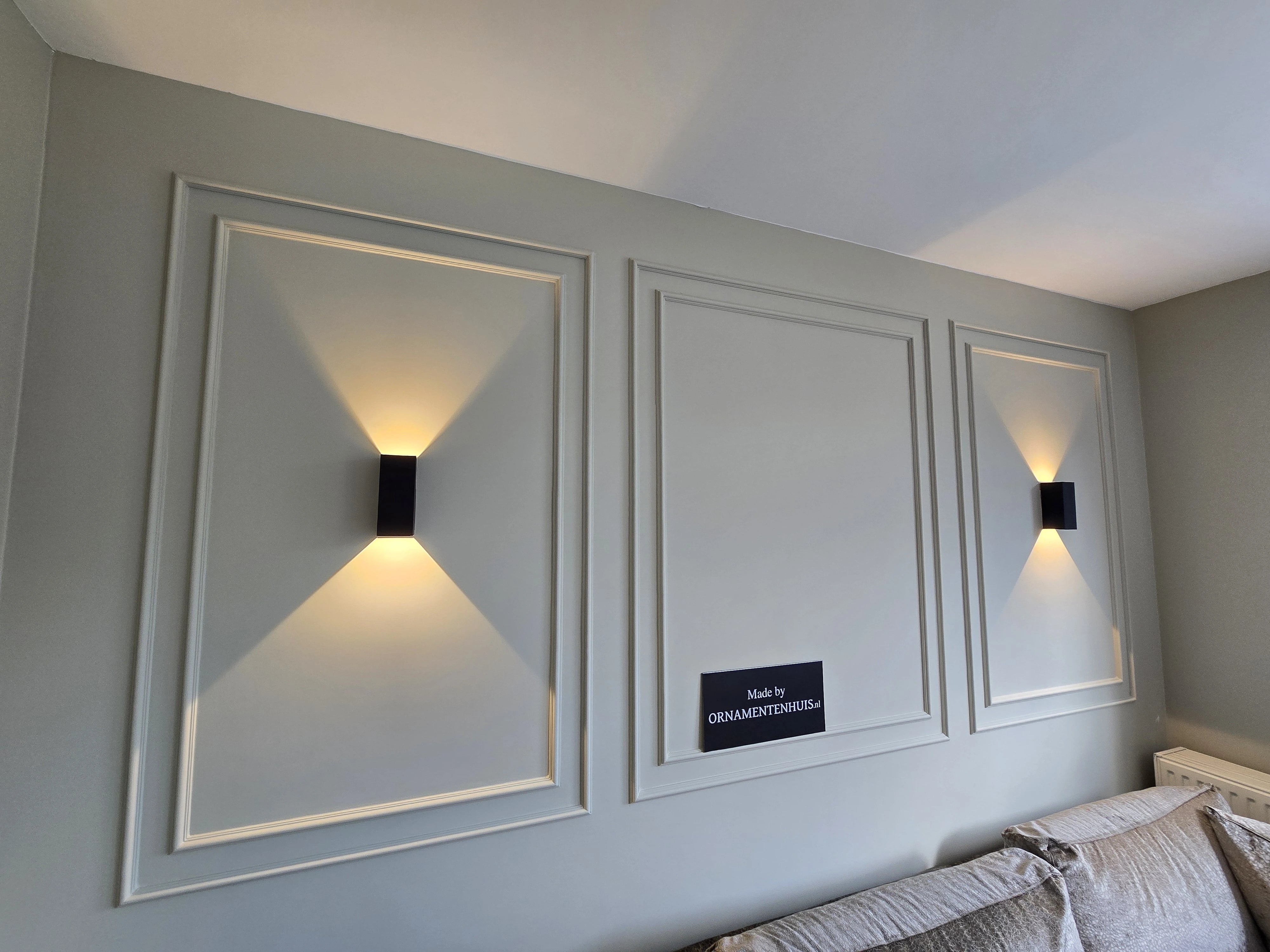 HW1 smalle decoratieve wandsierlijst en raamlijst, wit polystyreen, 2 meter lengte.