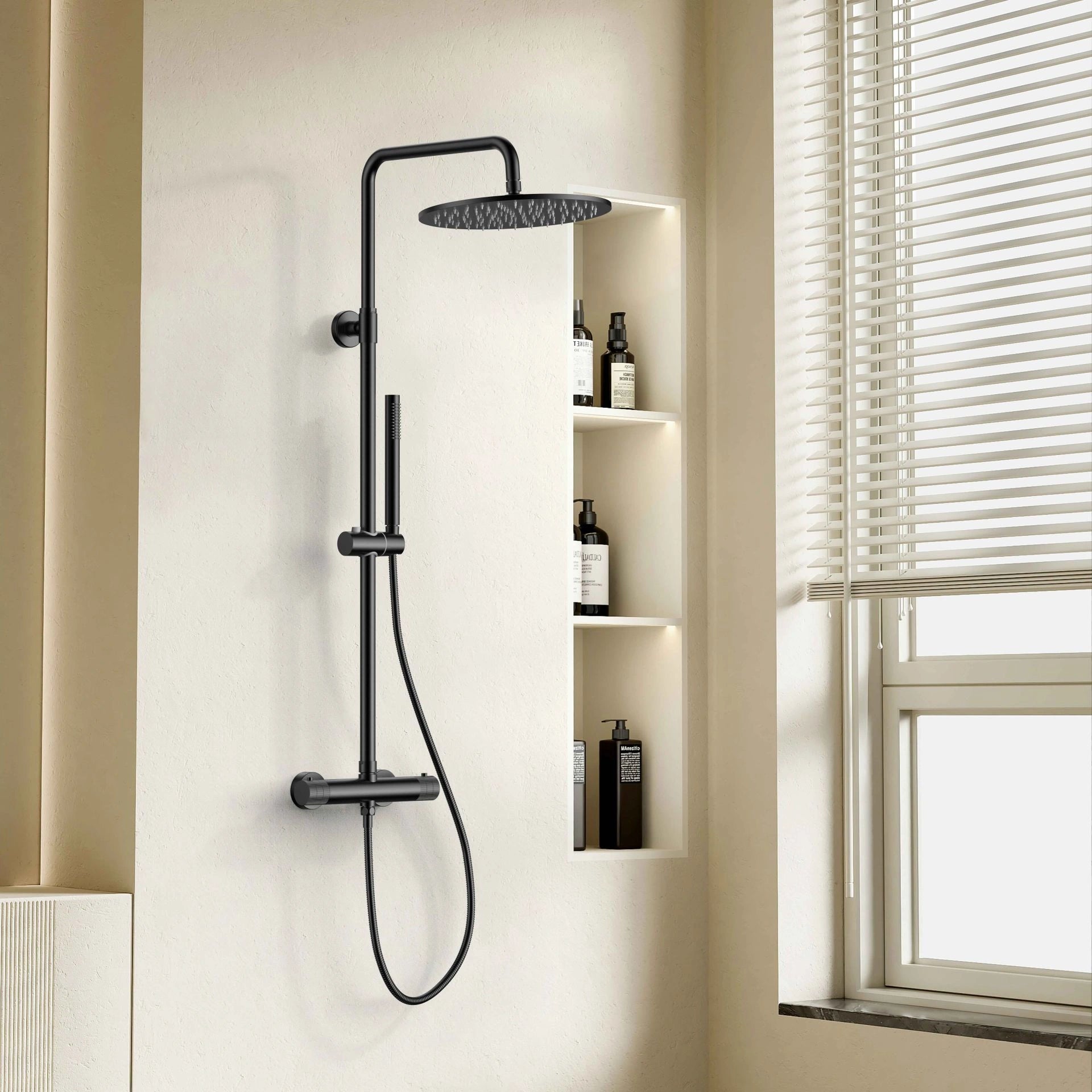 Luxe mat zwarte Stria regendoucheset met 30cm douchekop, geribbelde knoppen en PVD-coating.