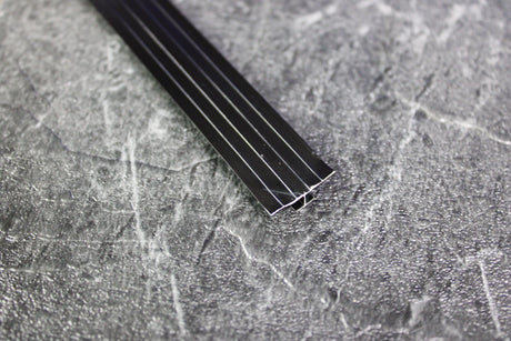 Mat zwart aluminium tussenprofiel van 3 meter voor de strakke verbinding van wandpanelen van 8mm dikte.