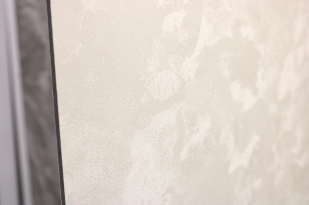 Luxe wandpaneel Vanilla Velvet botergeel beige marmerlook mat 2800x1220mm voor woonkamer en badkamer.