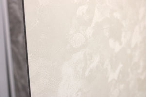 Luxe wandpaneel Vanilla Velvet botergeel beige marmerlook mat 2800x1220mm voor woonkamer en badkamer.