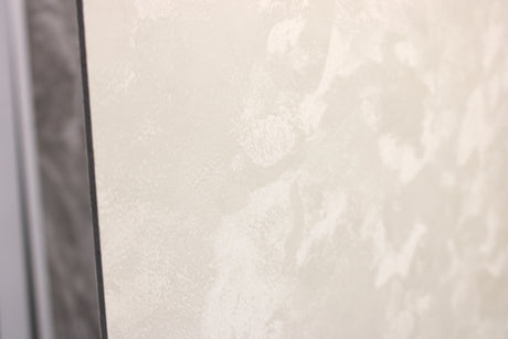 Luxe wandpaneel Vanilla Velvet botergeel beige marmerlook mat 2800x1220mm voor woonkamer en badkamer.