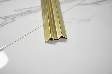Luxe goudkleurig aluminium binnenhoekprofiel van 3 meter voor de afwerking van marmerlook wandpanelen.