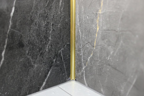 Luxe goudkleurig aluminium binnenhoekprofiel van 3 meter voor de afwerking van marmerlook wandpanelen.