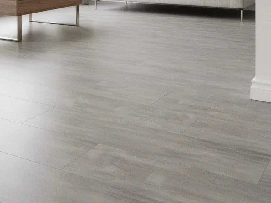 Beautifloor Artisti Bellini plak PVC tegel (Dryback) in lichtgrijze steenlook – sfeerfoto in interieur