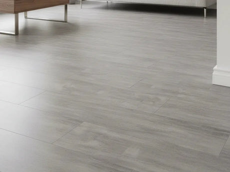 Beautifloor Artisti Bellini plak PVC tegel (Dryback) in lichtgrijze steenlook – sfeerfoto in interieur