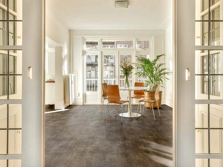 Beautifloor Artisti Bondone plak PVC tegel (Dryback) in donkergrijze betonlook – sfeerfoto in interieur