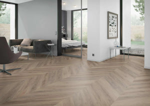 Donker naturel eiken Hongaarse punt PVC vloer geïnstalleerd in een luxe woonkamer
