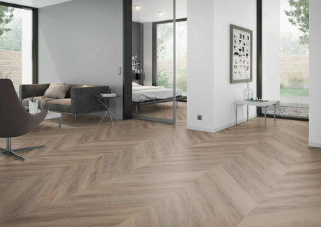 Donker naturel eiken Hongaarse punt PVC vloer geïnstalleerd in een luxe woonkamer