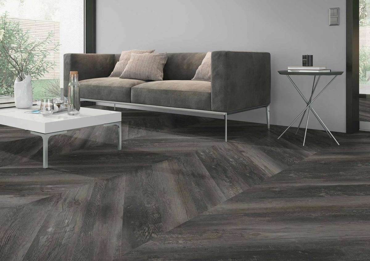 Donkere bijna zwarte grenenhoutlook Hongaarse punt PVC vloer gemonteerd in een luxe kamer