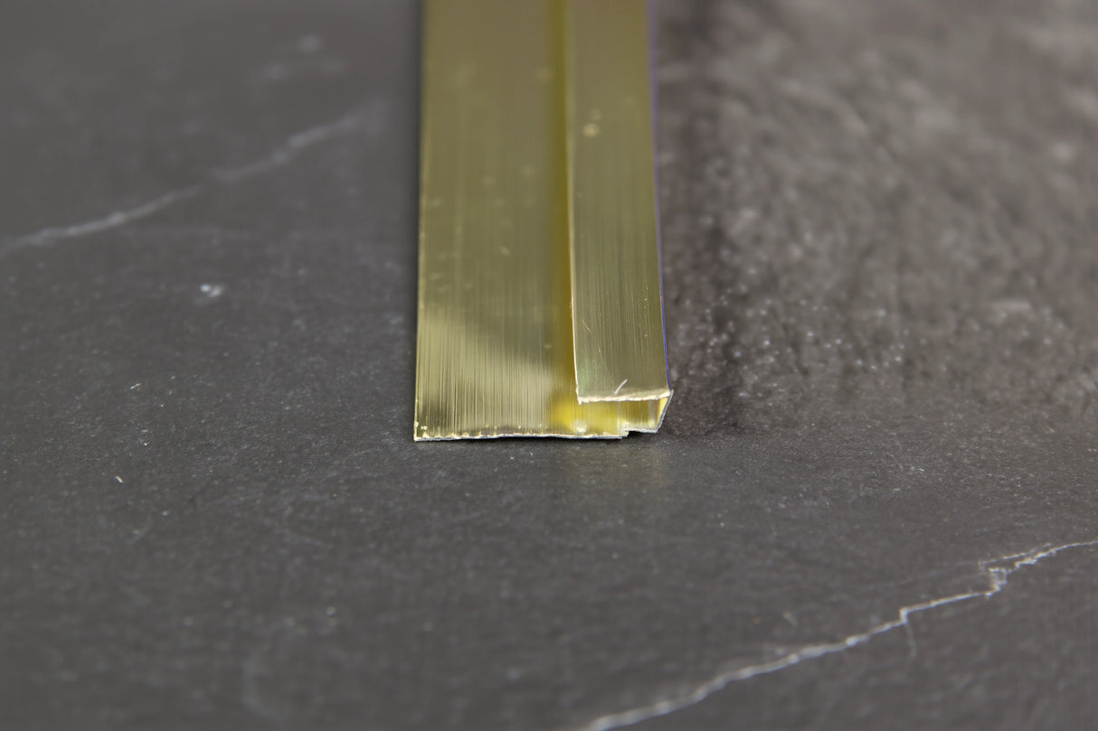 Goudkleurig aluminium eindprofiel/U-profiel voor de nette afsluiting van wandpanelen.