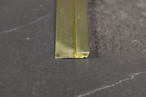 Goudkleurig aluminium eindprofiel/U-profiel voor de nette afsluiting van wandpanelen.