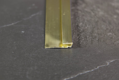 Goudkleurig aluminium eindprofiel/U-profiel voor de nette afsluiting van wandpanelen.