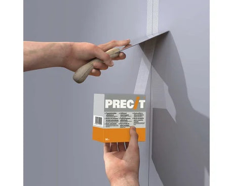 100 mm breed zelfklevend glasvezel gaasband aangebracht op een brede naad tussen gipsplaten