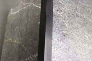 Mat zwart aluminium L-profiel 13x13mm voor de afwerking van buitenhoeken bij marmerlook wandpanelen.