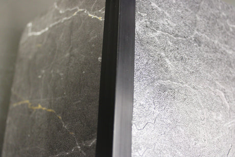 Mat zwart aluminium L-profiel 13x13mm voor de afwerking van buitenhoeken bij marmerlook wandpanelen.