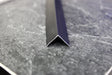 Mat zwart aluminium L-profiel 13x13mm voor de afwerking van buitenhoeken bij marmerlook wandpanelen.