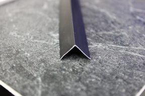 Mat zwart aluminium L-profiel 13x13mm voor de afwerking van buitenhoeken bij marmerlook wandpanelen.