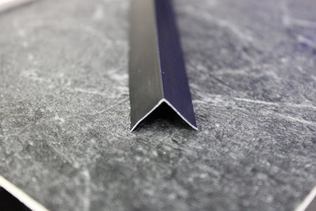 Mat zwart aluminium L-profiel 13x13mm voor de afwerking van buitenhoeken bij marmerlook wandpanelen.