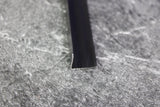 Mat zwart aluminium L-profiel 13x13mm voor de afwerking van buitenhoeken bij marmerlook wandpanelen.