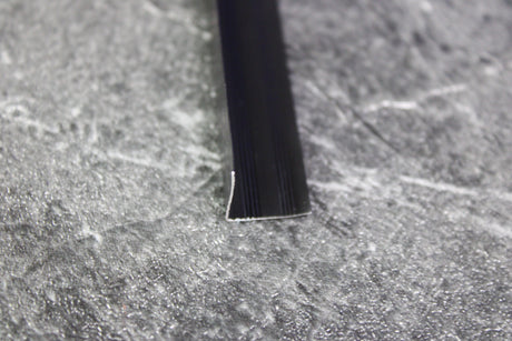 Mat zwart aluminium L-profiel 13x13mm voor de afwerking van buitenhoeken bij marmerlook wandpanelen.