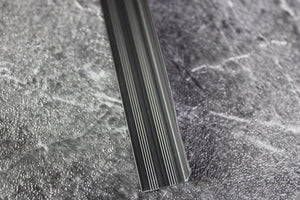 Mat zwart aluminium L-profiel 13x13mm voor de afwerking van buitenhoeken bij marmerlook wandpanelen.