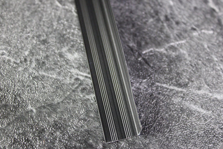 Mat zwart aluminium L-profiel 13x13mm voor de afwerking van buitenhoeken bij marmerlook wandpanelen.