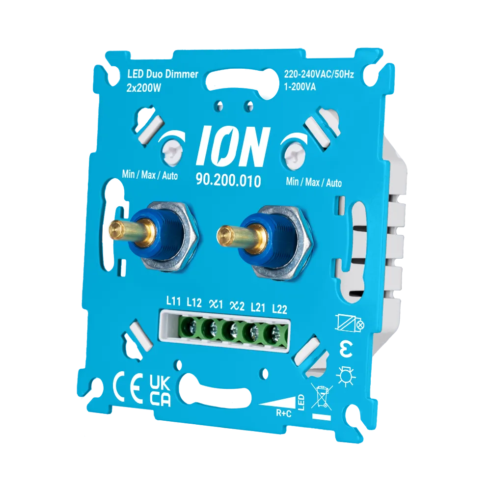 Schuin aanzicht van ION Industries dubbele LED-dimmer 2x200W met twee draaiknoppen.
