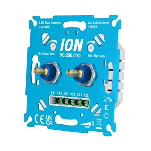 Schuin aanzicht van ION Industries dubbele LED-dimmer 2x200W met twee draaiknoppen.