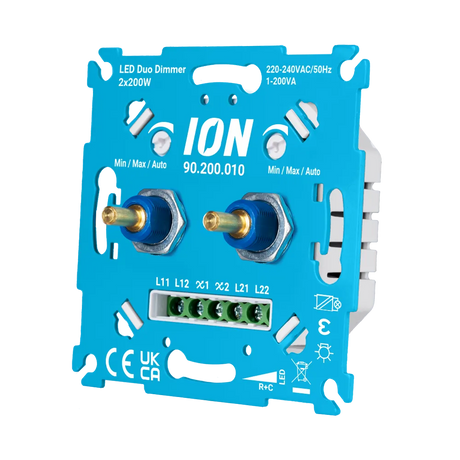 Schuin aanzicht van ION Industries dubbele LED-dimmer 2x200W met twee draaiknoppen.