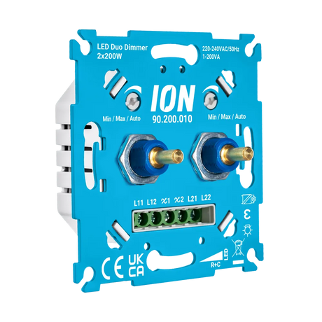 Schuin aanzicht van ION Industries dubbele LED-dimmer 2x200W met twee draaiknoppen.