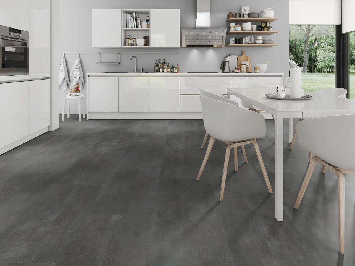 Cementlook Donkergrijs klik PVC tegel (Oneflor Cement Dark Grey, rigid klik 6 mm) in een interieur – sfeerfoto 1