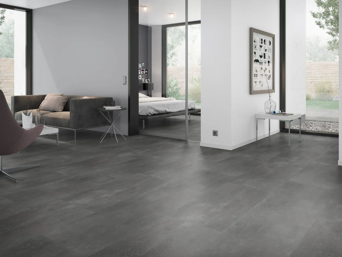 Cementlook Donkergrijs klik PVC tegel (Oneflor Cement Dark Grey, rigid klik 6 mm) in een interieur – sfeerfoto 2