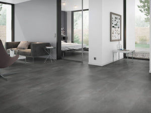 Cementlook Donkergrijs klik PVC tegel (Oneflor Cement Dark Grey, rigid klik 6 mm) in een interieur – sfeerfoto 2