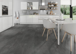 Cementlook donkergrijs PVC tegel vloer (Oneflor Cement Dark Grey) gelegd in een interieur – sfeerfoto 1