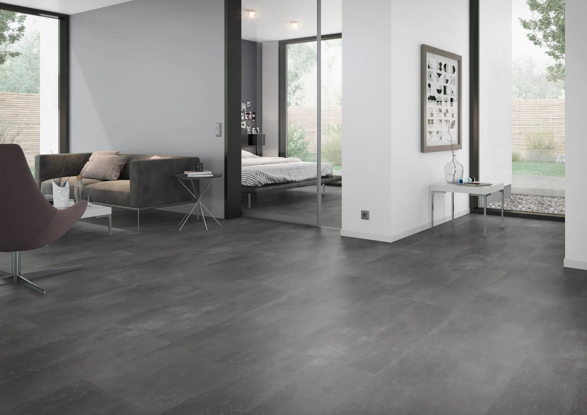 Cementlook donkergrijs PVC tegel vloer (Oneflor Cement Dark Grey) gelegd in een interieur – sfeerfoto 2