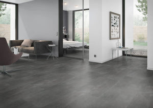 Cementlook donkergrijs PVC tegel vloer (Oneflor Cement Dark Grey) gelegd in een interieur – sfeerfoto 2