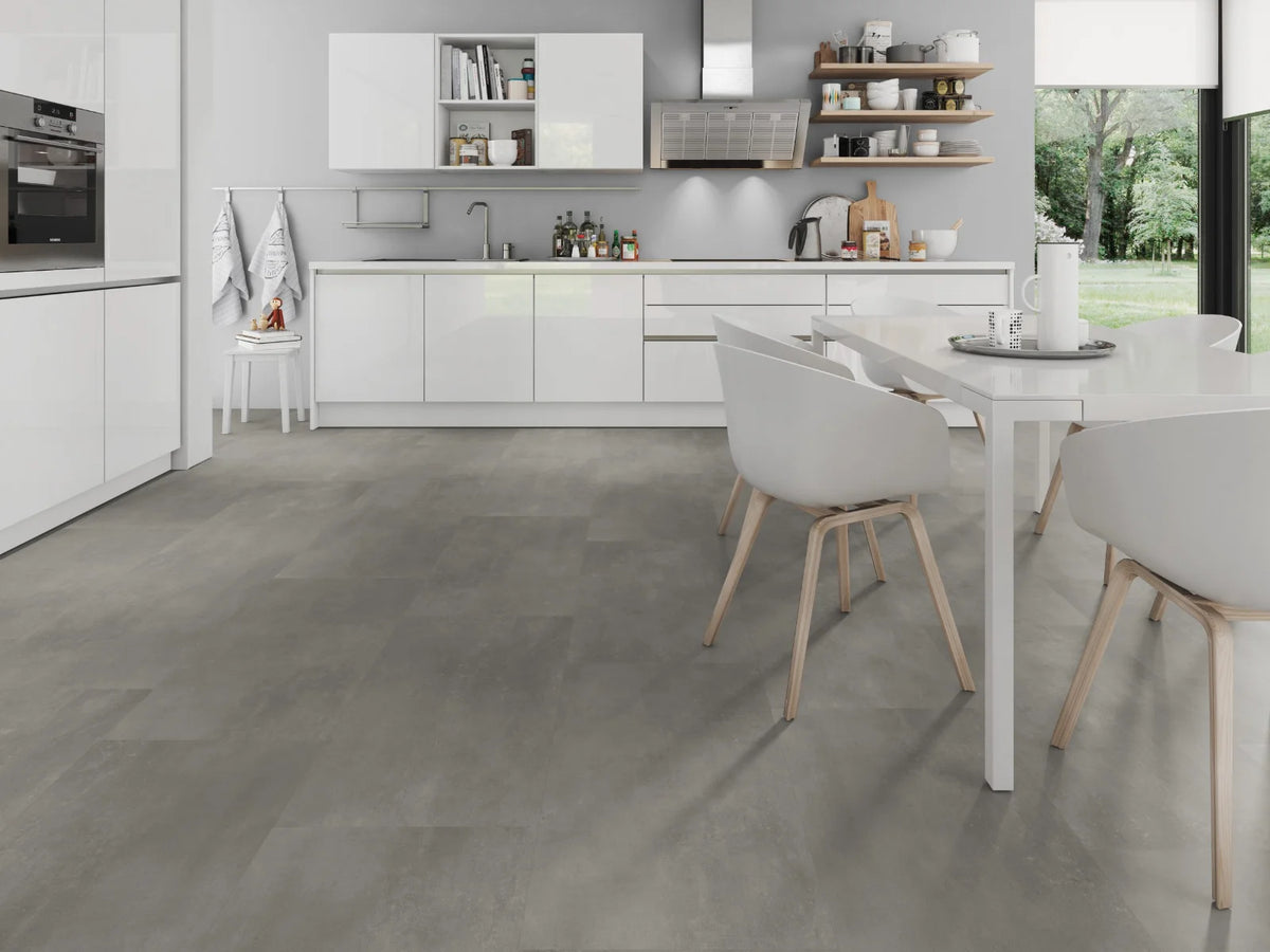 Cementlook Naturel klik PVC tegel (Oneflor Cement Natural, rigid klik 6 mm) in een interieur – sfeerfoto 1