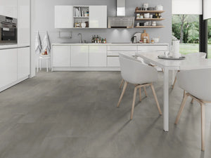 Cementlook Naturel klik PVC tegel (Oneflor Cement Natural, rigid klik 6 mm) in een interieur – sfeerfoto 1