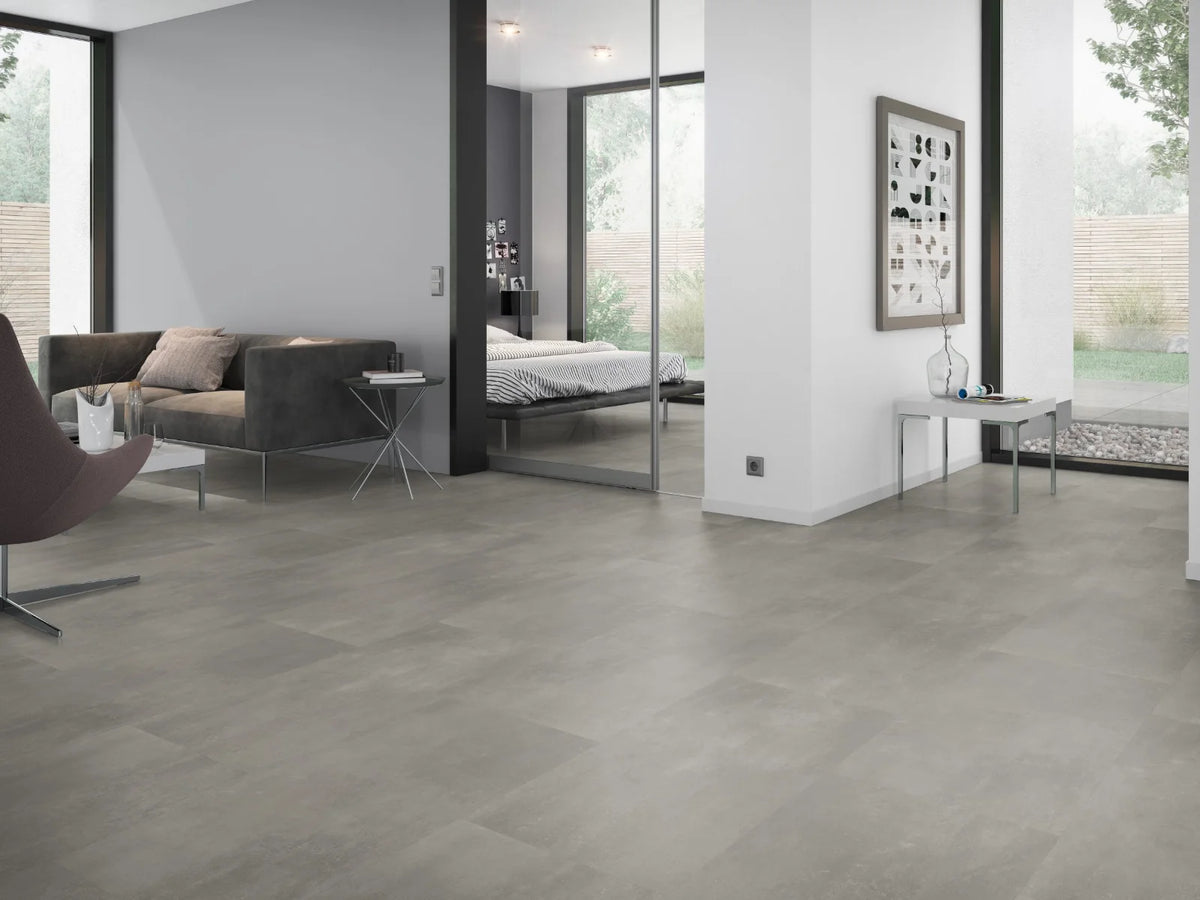 Cementlook Naturel klik PVC tegel (Oneflor Cement Natural, rigid klik 6 mm) in een interieur – sfeerfoto 2