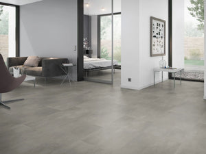 Cementlook Naturel klik PVC tegel (Oneflor Cement Natural, rigid klik 6 mm) in een interieur – sfeerfoto 2