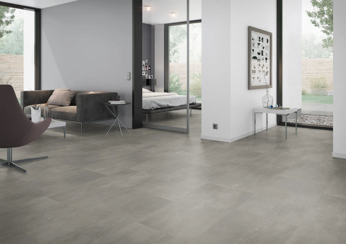 Cementlook naturel PVC tegel vloer (Oneflor Cement Natural) gelegd in een interieur – sfeerfoto 1