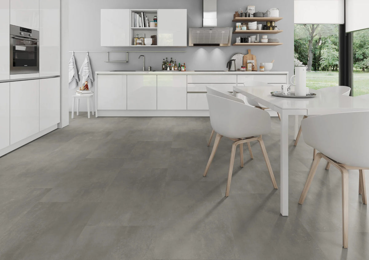Cementlook naturel PVC tegel vloer (Oneflor Cement Natural) gelegd in een interieur – sfeerfoto 2